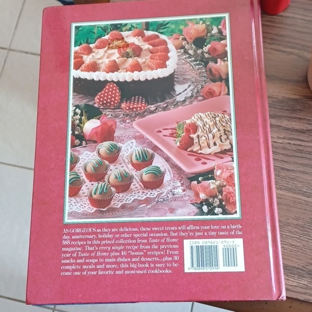 2001, Taste of Home Annual Recipes, 322 page cookbook, EUC